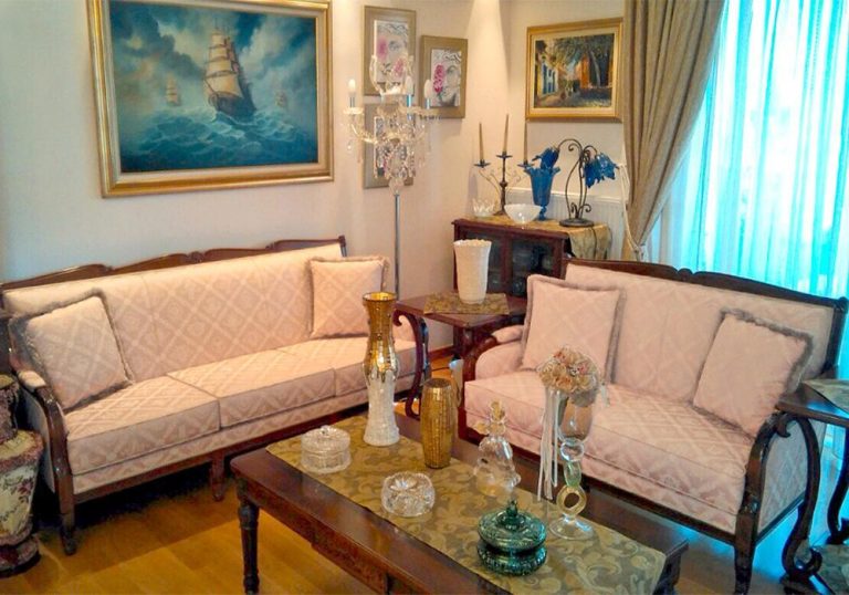 saloni-ksylino-queen-anne